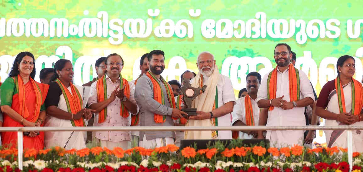 प्रधानमंत्री मोदी kerala के पथनमथिट्टा में एक उत्साही सभा में बोलते हुए